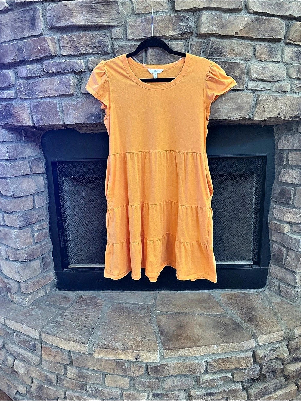 NWOT Orange Short Sleeve Tiered Midi Dress. Small